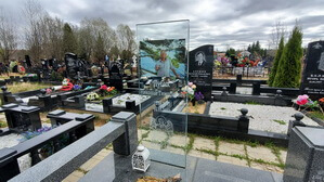 Памятник в виде листа стекла