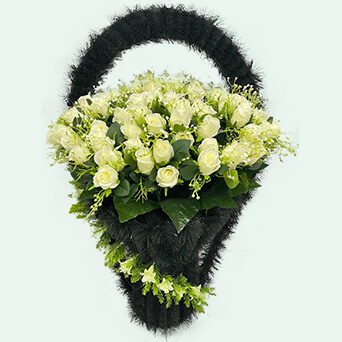 Корзина из искусственных цветов