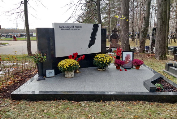 Округлый угловой памятник без цветника на одного покойного